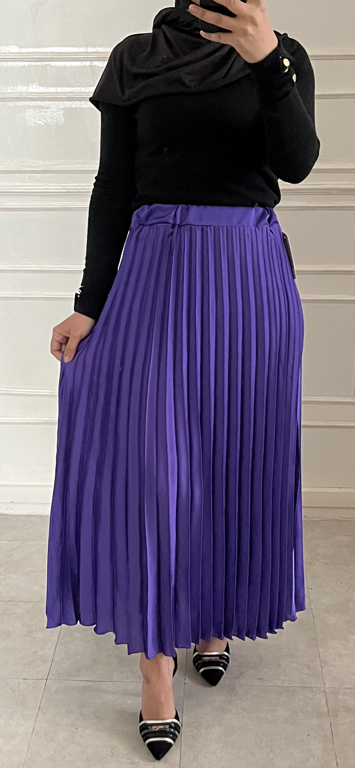 BLACK PLEATED SKIRT